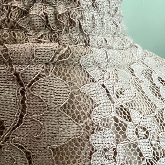 Cable & Gauge brand lace tan sleeveless top size M. - Picture 6 of 9